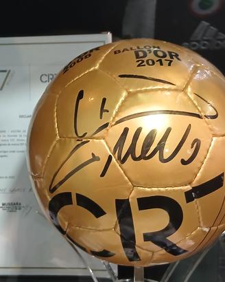 pallone autografato da CR7