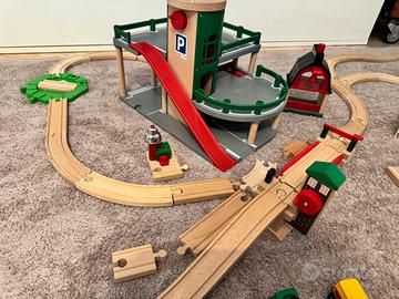 Trenino BRIO con parcheggio, stazione, ponte
