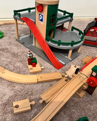 Trenino BRIO con parcheggio, stazione, ponte