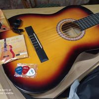 chitarra classica con accessori 