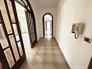 Lentini Ampio 4 Vani, Garage, Cantina