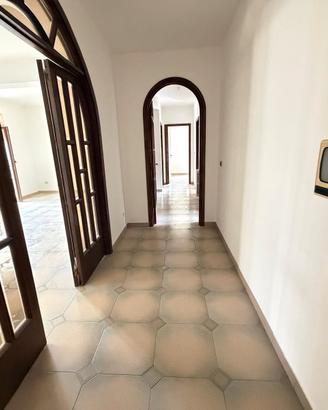 Lentini Ampio 4 Vani, Garage, Cantina