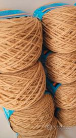 8 Gomitoli di lana pura 