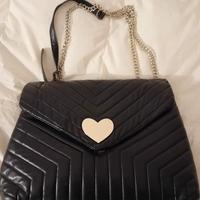 Borsa Nera Donna con Dettagli Oro e Tracolla