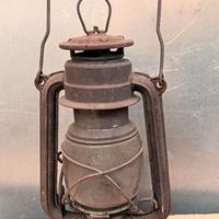 Vecchia lampada, lume ad olio/petrolio.