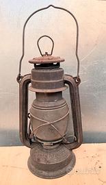 Vecchia lampada, lume ad olio/petrolio.