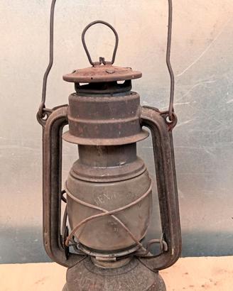 Vecchia lampada, lume ad olio/petrolio.