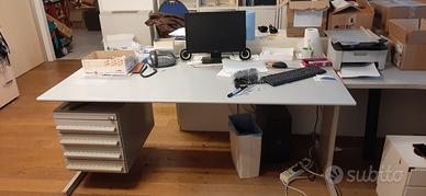 Scrivania da ufficio in legno grigia