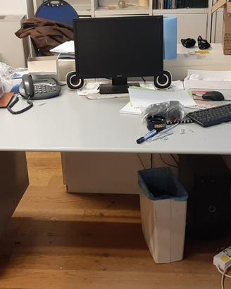 Scrivania da ufficio in legno grigia