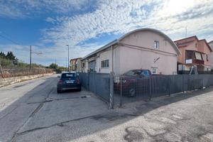 PE 122 Capannone con corte Pescara