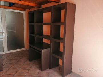 parete libreria con scrivania e comodino 