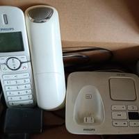 Coppia telefoni bianchi con segreteria telefonica