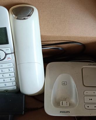 Coppia telefoni bianchi con segreteria telefonica