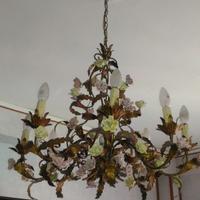 Lampadario e candelabri ferro battuto e porcellane