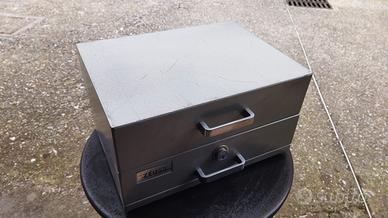 cassetta metallica vintage 