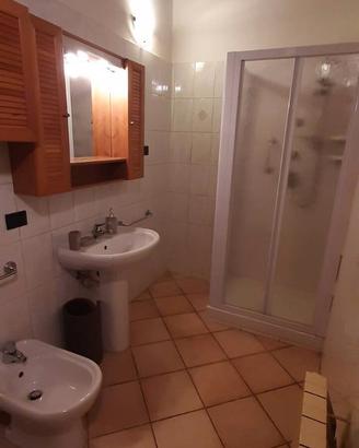 specchio e pensile per bagno