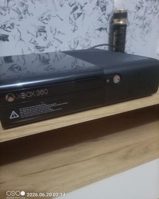 Pachet Consolă Xbox 360 E + 2 Controllere + 27 Joc