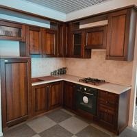 Cucina ad angolo in noce MAISTRI da esposizione