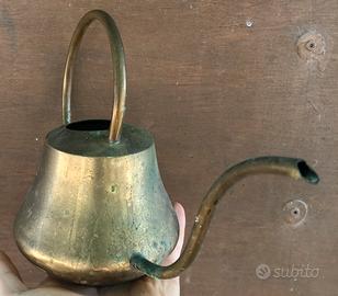 Annaffiatoio antico in bronzo/rame