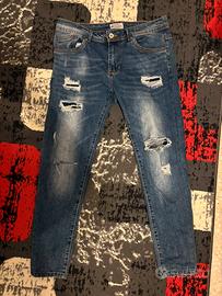 Jeans strappati