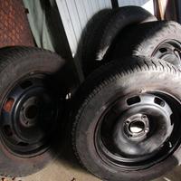 CERCHI IN FERRO E QUATTRO PNEUMATICI PIRELLI