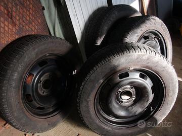 CERCHI IN FERRO E QUATTRO PNEUMATICI PIRELLI
