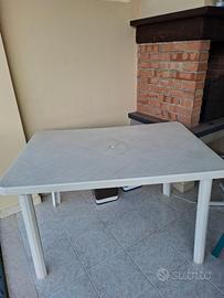 Tavolo in plastica con 4 sedie