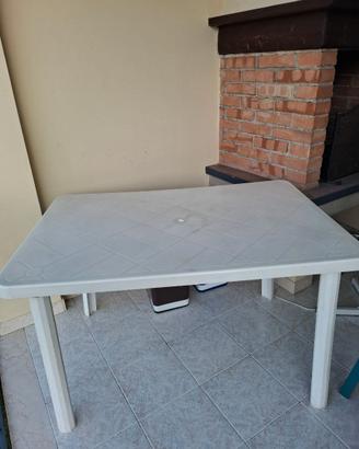 Tavolo in plastica con 4 sedie