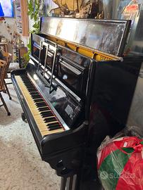 Pianoforte verticale nero d’epoca