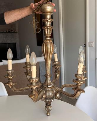 Lampadario vintage in legno dorato 6 bracci