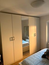 Armadio in legno bianco a 2 ante