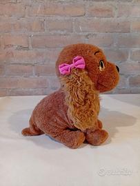 Cane peluche marrone con fiocco rosa