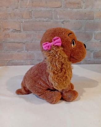 Cane peluche marrone con fiocco rosa
