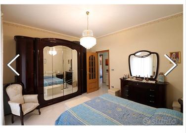 Stanza da letto con letto contenitore 