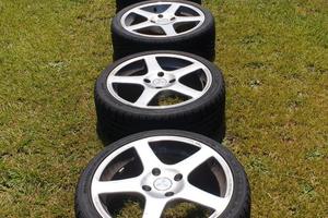 MitsColt 4 cerchi in lega da 17" con gomme – usato