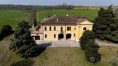 Rustico / Casale di 670 m² con più di 5 locali e b