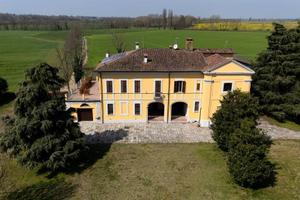 Rustico / Casale di 670 m² con più di 5 locali e b
