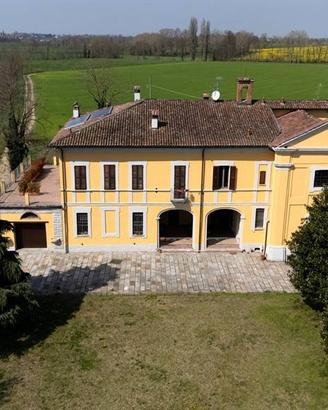 Rustico / Casale di 670 m² con più di 5 locali e b