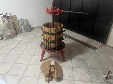 Torchio manuale per uva/vino in legno