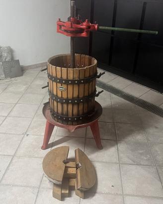 Torchio manuale per uva/vino in legno