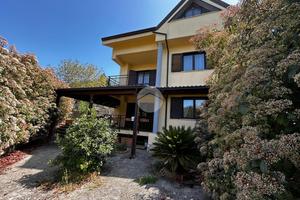 VILLA A SCHIERA D'ANGOLO A CAROLEI