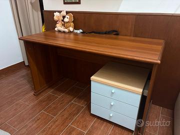 Scrivania e comodino in legno