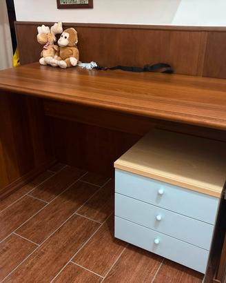 Scrivania e comodino in legno