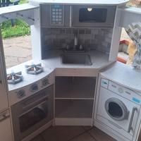 Cucina in legno e casa barbie