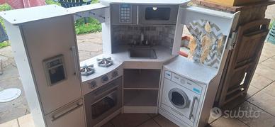 Cucina in legno e casa barbie