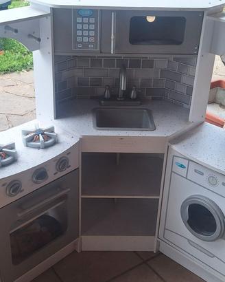Cucina in legno e casa barbie