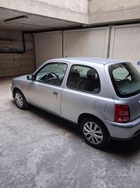 Nissan Micra argento