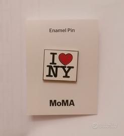 Pin Spilla I Love NY di Milton Glaser. MoMA.