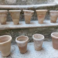 Vasetti antichi in terracotta fatti a mano