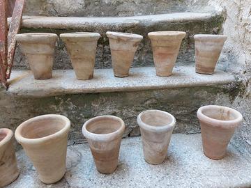 Vasetti antichi in terracotta fatti a mano
